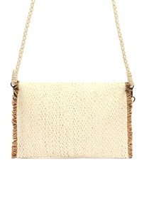Pletena torba za crossbody od slame u krem boji s teksturiranim završetkom, koja na jednom rubu ima raskošni tamno smeđi detalj i pleteni remen.