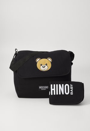 Črna torba za sporočila iz blaga, z velikim dizajnom medveda na poklopcu in zloženim dodatkom s tekstom "MOSCHINO BABY".