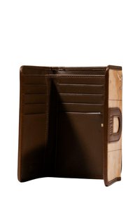 Portafoglio in pelle marrone, design bi-fold, con molteplici slot per carte e una superficie liscia. Logo distintivo impresso sul lato.