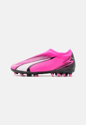 Botín de fútbol de un rosa brillante con una parte superior texturada, acentos negros, diseño de franjas blancas y tachuelas rosas sobre una suela oscura. Forma elegante y minimalista.