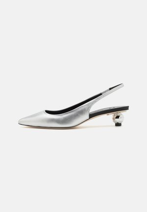 Hõbedane metallik slingback pump terava varbaga, sujuva disainiga ja ainulaadse geomeetrilise kontsaga. Sile tekstuur ja minimalistikud aktsendid.