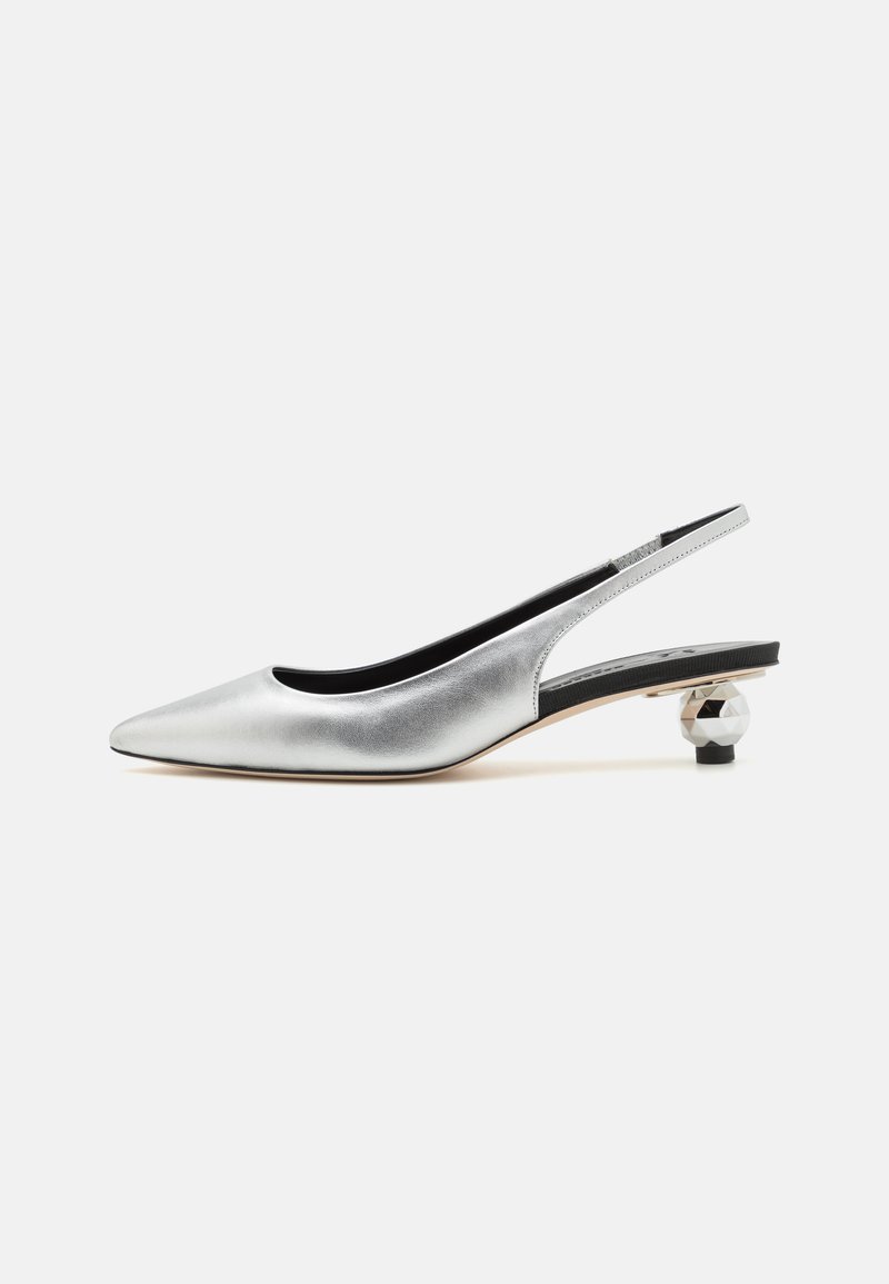 Zapato de tacón slingback metálico plateado con puntera afilada, diseño elegante y un tacón geométrico único. Textura suave y acentos minimalistas.