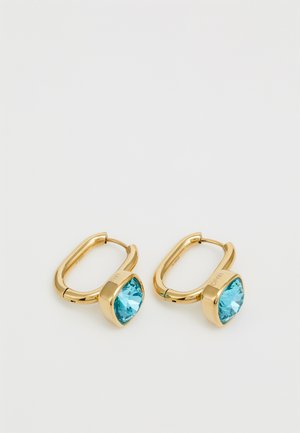 Guldørestikker med en aquamarine-farvet ædelsten i en kroneindstilling, der har en poleret finish og et klassisk design.