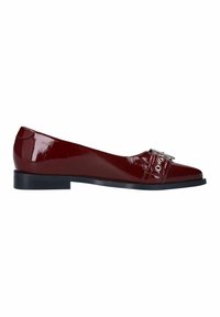 Rode gepatineerde leren ballerina's met een vierkante neus, voorzien van een decoratieve band en metalen accenten, op een lage zwarte hak.