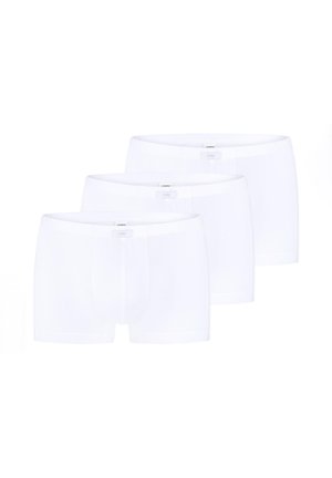 Drei weiße Herren-Boxershorts diagonal gestapelt, Vorderseite und Bund mit kleinen Markenetiketten in der Mitte gezeigt.