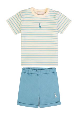 Camicetta a maniche corte a righe crema e azzurro chiaro per bambino piccolo, con piccola giraffa blu, abbinata a pantaloncini azzurri con vita elastica e giraffa bianca.