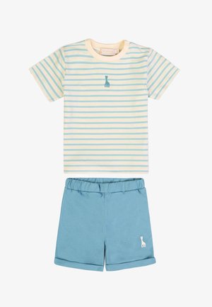 Camicetta a maniche corte a righe crema e azzurro chiaro per bambino piccolo, con piccola giraffa blu, abbinata a pantaloncini azzurri con vita elastica e giraffa bianca.