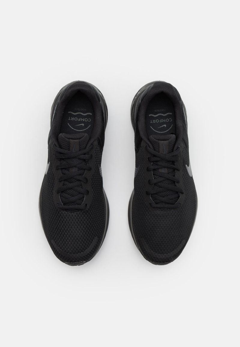 Schwarze Sport Schuhe mit Mesh-Obermaterial, runder Zehenpartie, Schnürung vorne, gepolstertem Kragen und strukturiertem Sohlenboden. Merkmale silberne Akzente und das "Comfort"-Logo.