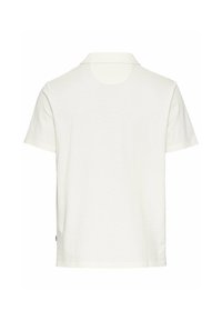 Hvid kortærmet polo skjorte, tekstureret ribbet stof, klassisk krave, bagfra, ingen synlige logoer eller mønstre, lige snit.