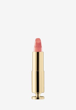 Läppstift i guldmetallfodral, med en skinande rosa bullet. Produkten har märkesnamnet "BABOR" präglat på läppstiftsänden.