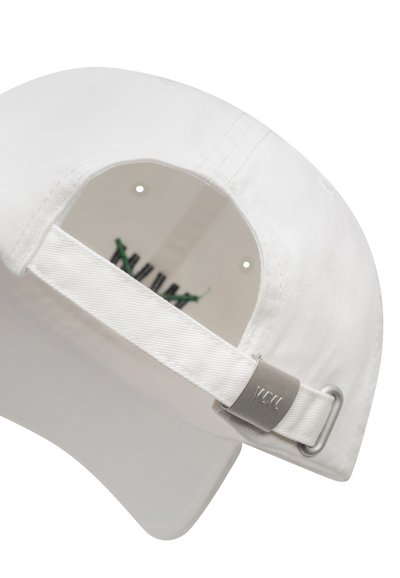 Λευκό βαμβακερό καπέλο μπέιζμπολ με κυρτή γείσο, ρυθμιζόμενο λουρί στο πίσω μέρος και ασημένια μεταλλικά εξαρτήματα. Το εσωτερικό διαθέτει οπές αερισμού.