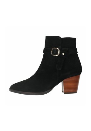 Zwarte suède enkellaarzen met een spitse neus, voorzien van een gespsluiting en een bruin houten blokhak. Glad textuur met minimale details.