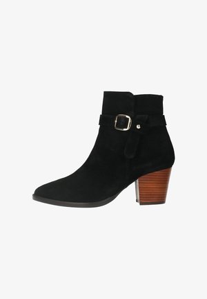 Zwarte suède enkellaarzen met een spitse neus, voorzien van een gespsluiting en een bruin houten blokhak. Glad textuur met minimale details.