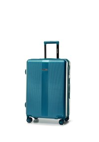 Blauwe hardschalige koffer met verticale ribbels, vier draaibare wielen en een uitgerokken telescoophandvat.