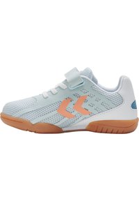 Baskets de sport bleu clair en matière synthétique et filet, avec des accents orange et une sangle auto-agrippante, semelle en caoutchouc gomme.