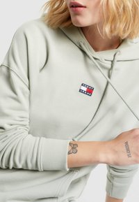 Tommy Jeans XS BADGE - Felpa con cappuccio - faded willow