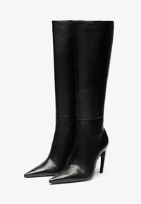 Čierne kožené čižmy po kolená s ostrou špičkou a stiletto podpätkom. Hladká textúra s minimálnymi švovými detailmi. Elegantný, priliehavý dizajn.