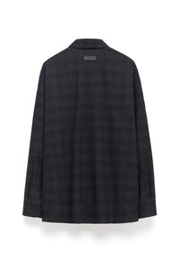 Zwarte geruite langemouwen blouse met een kraag, gemaakt van textuurstof, met knoopaccenten op de manchetten en een label aan de achterkant.
