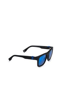 Lunettes de soleil rectangulaires noires avec verres miroirs bleus et accents bleus sur les charnières, présentées sur un fond blanc.