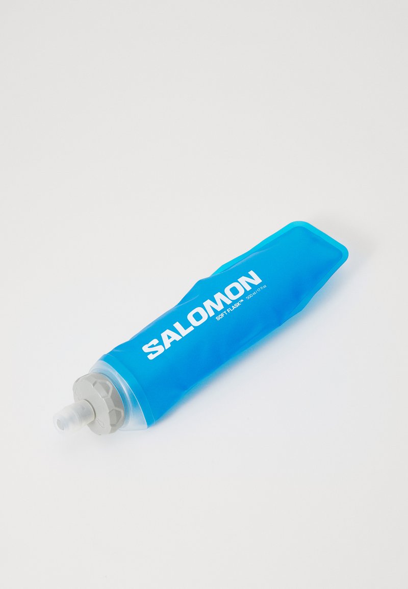 Salomon mjuk flask, flexibel design i klarblått, med en transparent kropp och grå skruvlock med en näbb för enkel drickning.