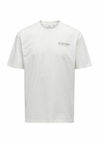 T-shirt en coton blanc, à manches courtes, col rond, avec un logo imprimé "Modernista NYC" en gris et rouge sur la zone gauche de la poitrine.