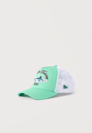 Cappellino trucker in rete verde schiuma di mare e bianco con scritta "Cuba Fishing 1920" e grafica di un pesce sul pannello frontale.