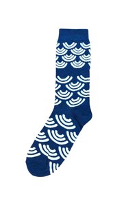 Calcetines azul marino con un patrón repetido de olas blancas, hechos de un material suave y elástico. Longitud hasta la mitad de la pierna con puño acanalado.