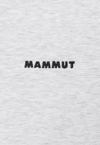 Graues Baumwoll-T-Shirt mit einem schwarzen, mittig gestickten "MAMMUT"-Logo. Der Stoff hat eine dezente Textur.