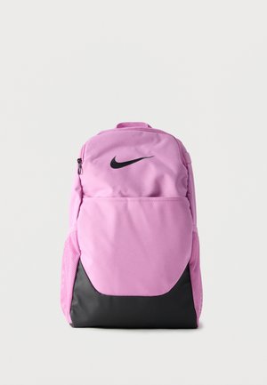 Roze en zwarte Nike rugzak met voorvak met ritssluiting en zijvakjes van gaas, weergegeven tegen een effen lichte achtergrond.