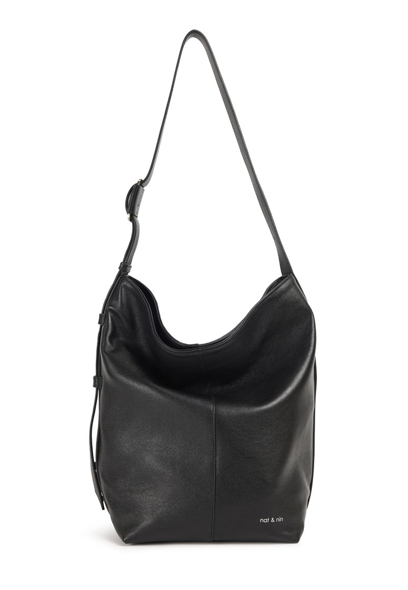 Sac à bandoulière en cuir noir avec un design souple, un fond plat et une sangle ajustable. Présente un discret logo sur le devant.