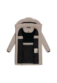 Beige lang polstret jakke med sort indvendig foer, hætte, lynlåse og synlig NAVAHOO mærkeetiket og plejeetiket indeni.