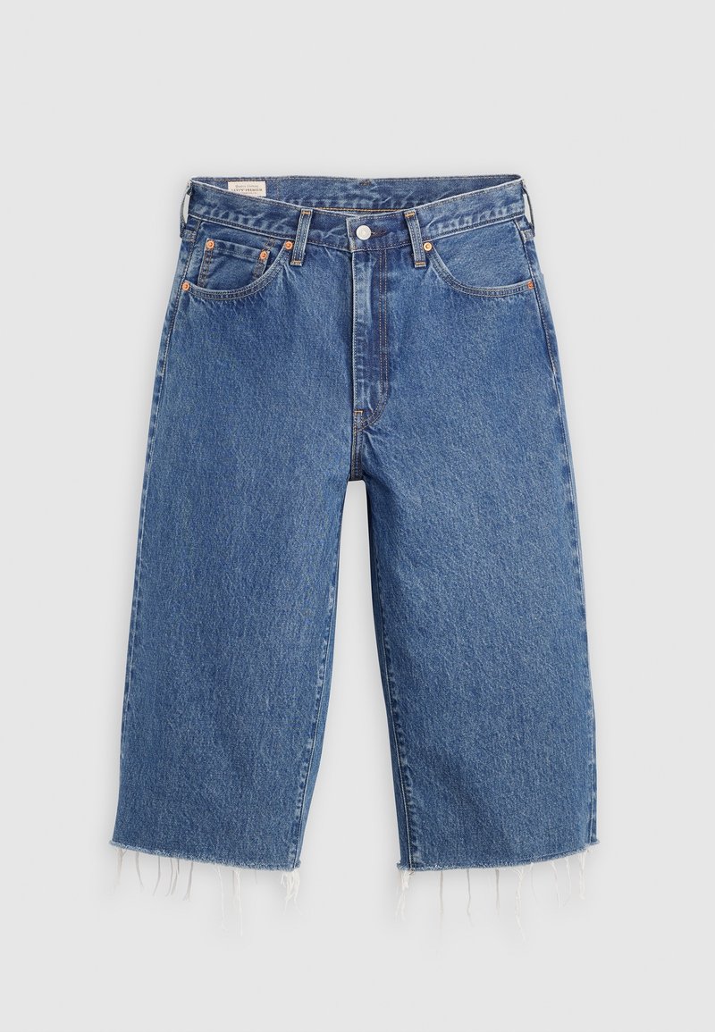 Short en jean bleu longueur genou avec ourlets effilochés, fermeture avant par bouton et zip, passants de ceinture et design cinq poches.