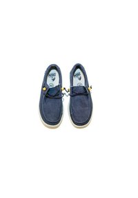 Scarpe in suede blu navy con punta rotonda, suola in gomma bianca e lacci neri fissati con fermagli gialli. Logo "PITAS" visibile all'interno.