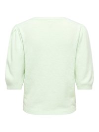 Pull tricoté vert menthe avec un col rond, des manches bouffantes trois-quarts et des poignets et une taille côtelés. Texture douce et design simple.