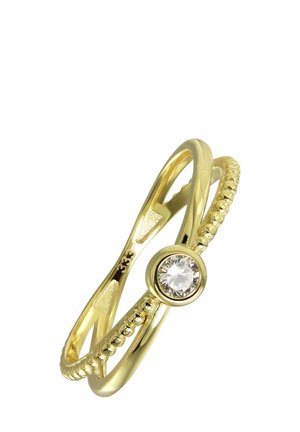 Bague en or composée de bandes entrelacées, l'une lisse et brillante, l'autre texturée avec des perles, centrée par une pierre précieuse ronde et claire.