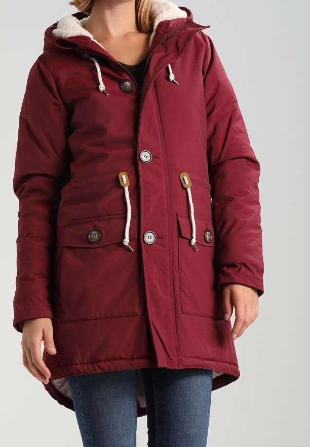 Chaqueta parka granate con capucha, forro de vellón crema, botones delanteros y dos bolsillos frontales con detalles decorativos de herrajes.