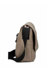 Borsa a spalla taupe con tracolla nera regolabile e chiusura a pattina, mostrata da un angolo laterale su uno sfondo bianco.
