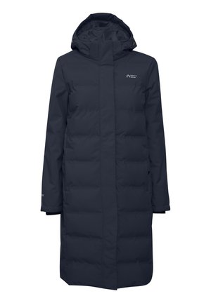 Jachetă puffer lungă de un albastru marin cu glugă, având un design cu cusături verticale, fermoar frontal și un logo subtil pe piept.