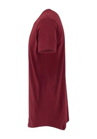 Marošové tričko s krátkým rukávem zobrazené z boku na bílém pozadí, které zdůrazňuje délku rukávu a trička.