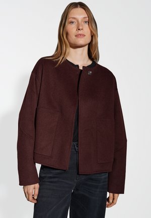 Bordeaux wollen blend jas met een ronde halslijn, twee voorzakken en een enkele knoopsluiting. Heeft een relaxte pasvorm en een geweven stof.