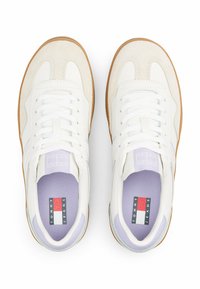 Sneaker bianche con accenti in camoscio, soletta viola chiaro e suola in gomma. Presentano un design con lacci e etichetta con logo sulla linguetta.
