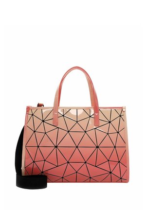 Glänzende korallenrosa Handtasche mit schwarzen geometrischen Linien, zwei Griffen und einem schwarzen Schulterriemen.