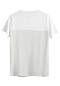 Korte mouwen t-shirt in het wit met een zachte katoentextuur. Heeft een color-block ontwerp met een effen witte bovenkant en een lichtgrijze onderkant.