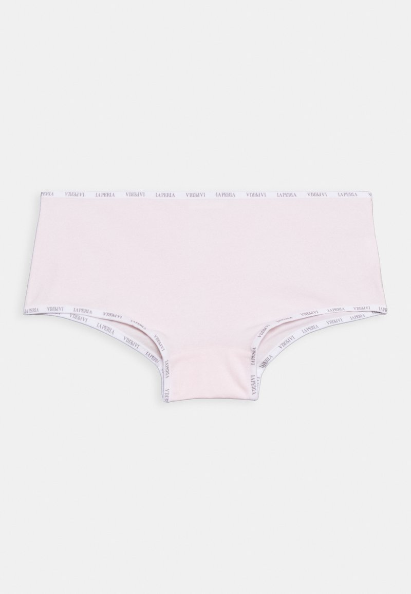 Helle rosa Baumwoll-Hipster-Slips mit einem weißen Elastikbund, der ein wiederkehrendes Logo in Grau zeigt. Glatte Textur, einfaches Design.