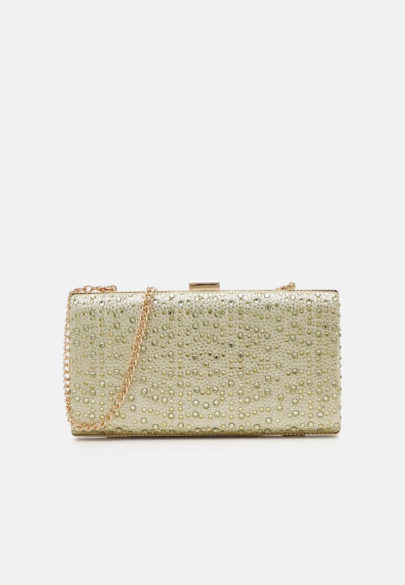 Pochette rectangulaire dorée avec une surface texturée de petits clous ronds et une fine chaîne dorée en bandoulière.