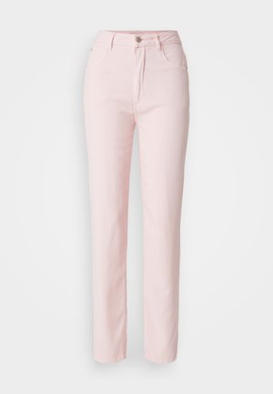Pantalons en denim rose clair avec une coupe droite, comportant cinq poches, une fermeture à bouton et des détails de couture subtils.