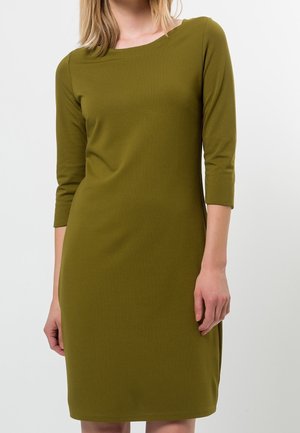 Olivgrünes knielanges Kleid mit dreiviertel Ärmeln und rundem Ausschnitt. Hergestellt aus glattem, elastischem Material. Keine sichtbaren Muster oder Akzente.