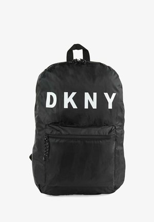 Mochila negra de nailon con un gran logo blanco de "DKNY", un asa superior y un bolsillo frontal con cremallera y acentos texturizados.