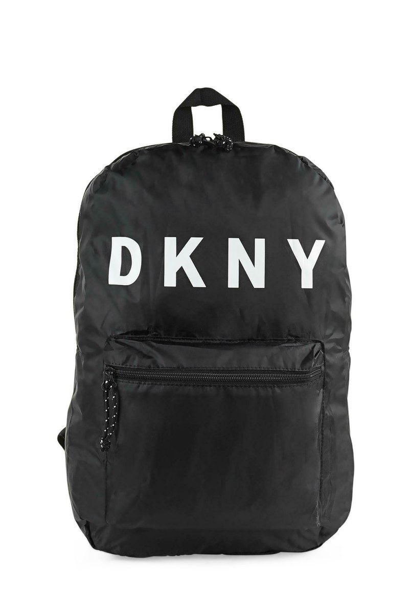 Mochila negra de nailon con un gran logo blanco de "DKNY", un asa superior y un bolsillo frontal con cremallera y acentos texturizados.
