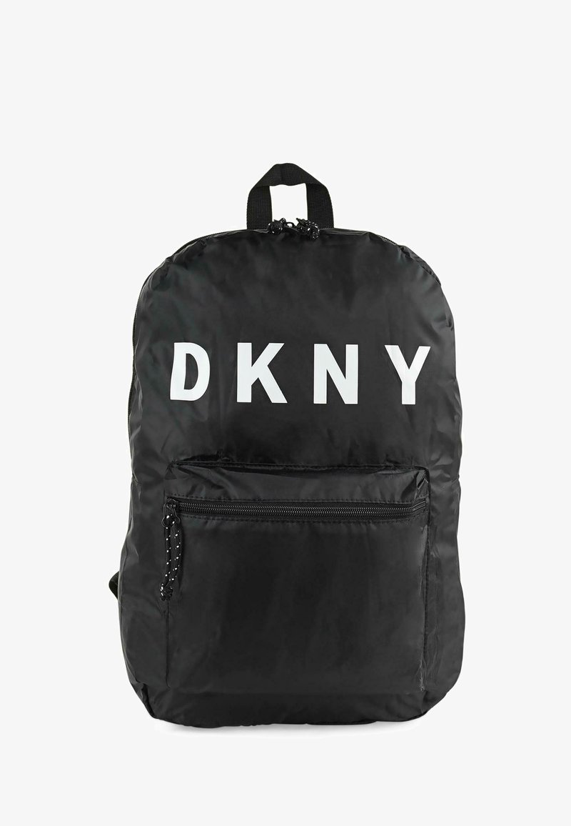 Mochila negra de nailon con un gran logo blanco de "DKNY", un asa superior y un bolsillo frontal con cremallera y acentos texturizados.